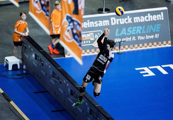Berlin, Deutschland, 18.12.2016: Volleyball Bundesliga Saison 2016 2017 - Berlin Recycling Volleys - VfB Friedrichshafen. Luke Perry (BR Volleys 4) rettet einen Ball
