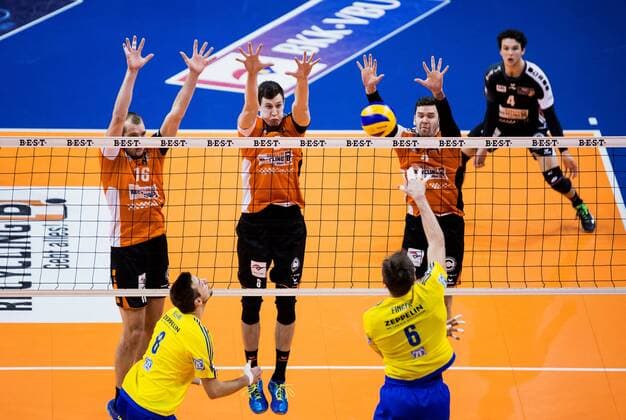 Berlin, Deutschland, 18.12.2016: Volleyball Bundesliga Saison 2016 2017 - Berlin Recycling Volleys - VfB Friedrichshafen. Georg Klein (Friedrichshafen 8) und Michal Finger (Friedrichshafen 6) gegen den Block aus Wouter ter Maat (BR Volleys 16), Tsimafei Zhukouski (BR Volleys 11) und Steven Marshall (BR Volleys 2)
