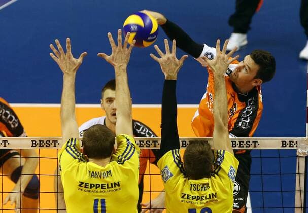 Steven Marshall im Angriff, Andreas Takvam 4, Simon Tischer Volleyball Bundesliga Herren Saison 2016 2017 18.12.2016 BR Volleys Berlin BRV vs. VfB Friedrichshafen
