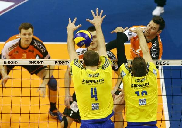 Steven Marshall im Angriff, Andreas Takvam 4, Simon Tischer Volleyball Bundesliga Herren Saison 2016 2017 18.12.2016 BR Volleys Berlin BRV vs. VfB Friedrichshafen