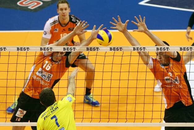 Athanasios Protopsaltis im Angriff, Wouter ter Maat, Graham Vigrass Volleyball Bundesliga Herren Saison 2016 2017 18.12.2016 BR Volleys Berlin BRV vs. VfB Friedrichshafen