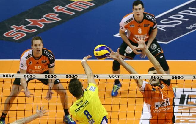 Georg Klein im Angriff, Aleksandar Okolic, dahinter Sebastian Kühner, Graham Vigrass Volleyball Bundesliga Herren Saison 2016 2017 18.12.2016 BR Volleys Berlin BRV vs. VfB Friedrichshafen
