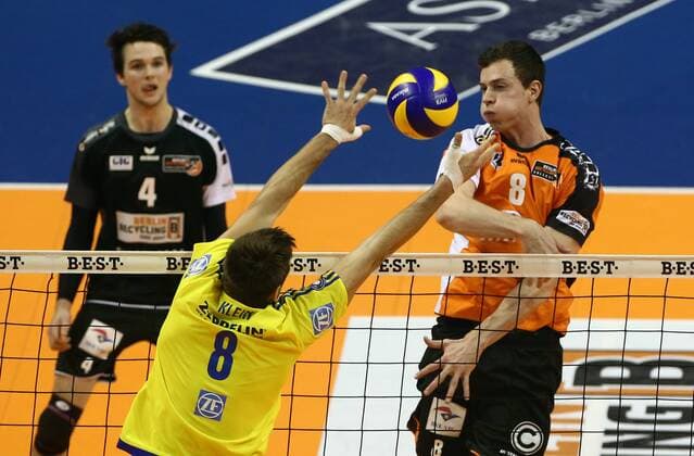 Graham Vigrass im Angriff, Georg Klein Volleyball Bundesliga Herren Saison 2016 2017 18.12.2016 BR Volleys Berlin BRV vs. VfB Friedrichshafen