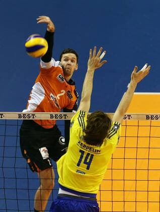 Bilder des Tages - SPORT Steven Marshall im Angriff, Tomas Rousseaux Volleyball Bundesliga Herren Saison 2016 2017 18.12.2016 BR Volleys Berlin BRV vs. VfB Friedrichshafen