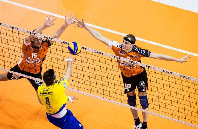 Berlin, Deutschland, 18.12.2016: Volleyball Bundesliga Saison 2016 2017 - Berlin Recycling Volleys - VfB Friedrichshafen. Georg Klein (Friedrichshafen 8) gegen den Block aus Wouter ter Maat (BR Volleys 16) und Felix Fischer (BR Volleys 6)