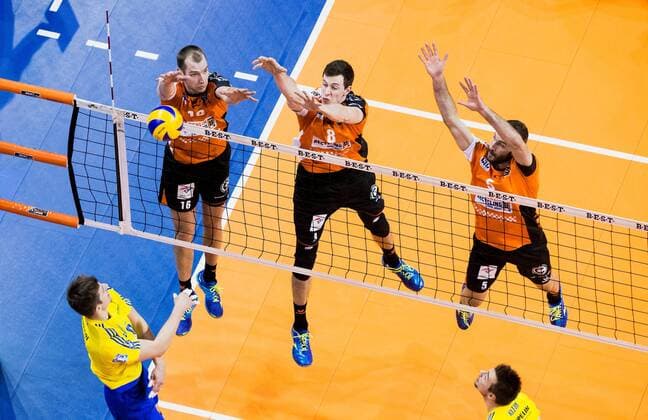 Berlin, Deutschland, 18.12.2016: Volleyball Bundesliga Saison 2016 2017 - Berlin Recycling Volleys - VfB Friedrichshafen. Michal Finger (Friedrichshafen 6) gegen den Block aus Wouter ter Maat (BR Volleys 16), Graham Vigrass (BR Volleys 8), Nikola Kovacevic (BR Volleys 5)