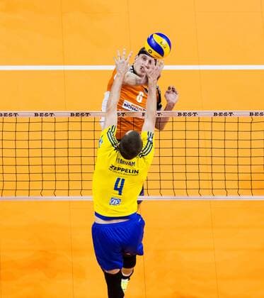 Berlin, Deutschland, 18.12.2016: Volleyball Bundesliga Saison 2016 2017 - Berlin Recycling Volleys - VfB Friedrichshafen. Felix Fischer (BR Volleys 6) gegen den Block aus Andreas Takvam (Friedrichshafen 4)