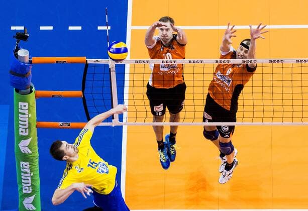 Berlin, Deutschland, 18.12.2016: Volleyball Bundesliga Saison 2016 2017 - Berlin Recycling Volleys - VfB Friedrichshafen. Armin Mustedanovic (Friedrichshafen 15) gegen den Block aus Sebastian Kühner Kuehner (BR Volleys 10) und Felix Fischer (BR Volleys 6)