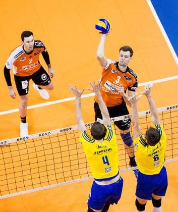 Berlin, Deutschland, 18.12.2016: Volleyball Bundesliga Saison 2016 2017 - Berlin Recycling Volleys - VfB Friedrichshafen. Robert Kromm (BR Volleys 3) und Steven Marshall (BR Volleys 2) gegen den Block aus Andreas Takvam (Friedrichshafen 4) und Michal Finger (Friedrichshafen 6)