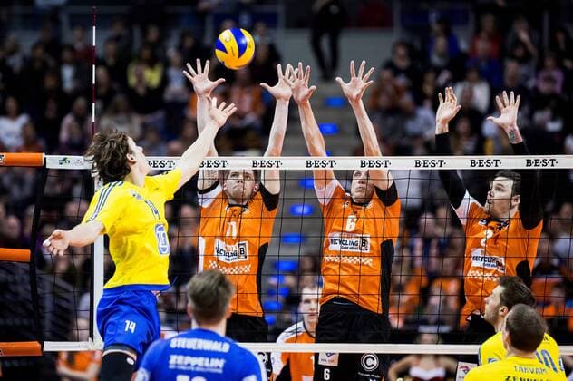 Berlin, Deutschland, 18.12.2016: Volleyball Bundesliga Saison 2016 2017 - Berlin Recycling Volleys - VfB Friedrichshafen. Tomas Rousseaux (Friedrichshafen 14) gegen den Block aus Tsimafei Zhukouski (BR Volleys 11), Felix Fischer (BR Volleys 6), Steven Marshall (BR Volleys 2)