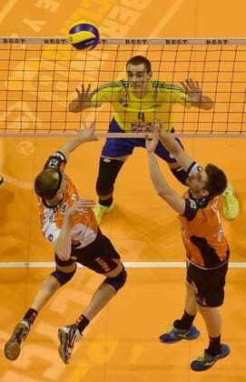 Volleyball, Herren, Saison 2016 17, 1. Bundesliga, BR Volleys - VfB Friedrichshafen, Felix Fischer (Nr. 6, Berlin Recycling Volleys), Andreas Takvam (Nr. 4, VfB Friedrichshafen), Tsimafei Zhukouski (Nr. 11, Berlin Recycling Volleys), 18.12.16,