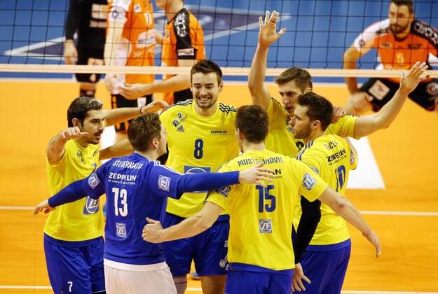 Markus Steuerwald, Georg Klein, Michal Finger, Armin Mustedanovic, Simon Tischer Freude Emotion jubelnd Jubel nach Satzgewinn Volleyball Bundesliga Herren Saison 2016 2017 18.12.2016 BR Volleys Berlin BRV vs. VfB Friedrichshafen