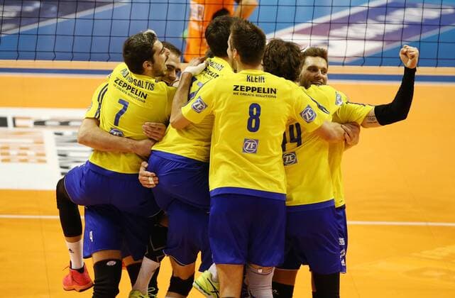 Friedrichshafener Schlußjubel Mannschaftsjubel Freude Emotion jubelnd Jubel nach Spielgewinn Volleyball Bundesliga Herren Saison 2016 2017 18.12.2016 BR Volleys Berlin BRV vs. VfB Friedrichshafen