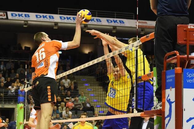 Volleyball, Herren, Saison 2016 17, 1. Bundesliga, BR Volleys - VfB Friedrichshafen, Wouter ter Maat (Nr. 16, Berlin Recycling Volleys), Andreas Takvam (Nr. 4, VfB Friedrichshafen), Armin Mustedanovic (Nr. 15, VfB Friedrichshafen), 18.12.16,