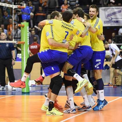 Themen der Woche - SPORT KW50 Volleyball, Herren, Saison 2016 17, 1. Bundesliga, BR Volleys - VfB Friedrichshafen, Jubel nach dem Abpfiff bei den Volleyballern des VfB Friedrichshafen, 18.12.16,