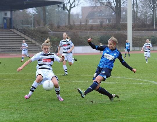 , Volksbank Mönchengladbach Borussia Mönchengladbach Frauen 1. Bundesliga Saison 2016 - 2017 11. Spieltag am 18.12.2016 in Mönchengladbach - Rheydt ( Grenzlandstadion ) Borussia Mönchengladbach gegen 1899 Hoffenheim ( 0 - 4 ) hier das Tor zum 0 - 3 durch Tabea Waßmuth , links Pauline Dallmann