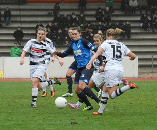 , Volksbank Mönchengladbach Borussia Mönchengladbach Frauen 1. Bundesliga Saison 2016 - 2017 11. Spieltag am 18.12.2016 in Mönchengladbach - Rheydt ( Grenzlandstadion ) Borussia Mönchengladbach gegen 1899 Hoffenheim ( 0 - 4 ) hier Anne Chathrine Kufner , Christine Schneider , Kerstin Bogenschütz
