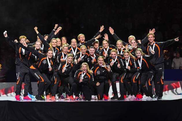 Niederländerinnen jubeln mit Silbermedaille - Siegerehrung Handball EM - Niederlande vs Norwegen 18. Dezember 2016 in Göteborg.  Copyright: CARLxSANDIN BB161218CS093