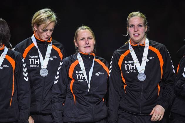 Niederländerinnen jubeln über Silbermedaille - Siegerehrung Handball EM - Niederlande vs Norwegen 18. Dezember 2016 in Göteborg.  Copyright: CARLxSANDIN BB161218CS094