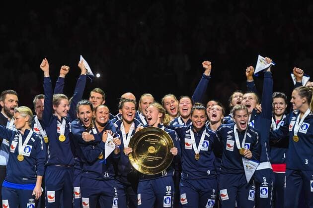 Norwegerinnen jubeln mit Goldmedaille - Siegerehrung Handball EM - Niederlande vs Norwegen 18. Dezember 2016 in Göteborg.  Copyright: CARLxSANDIN BB161218CS096