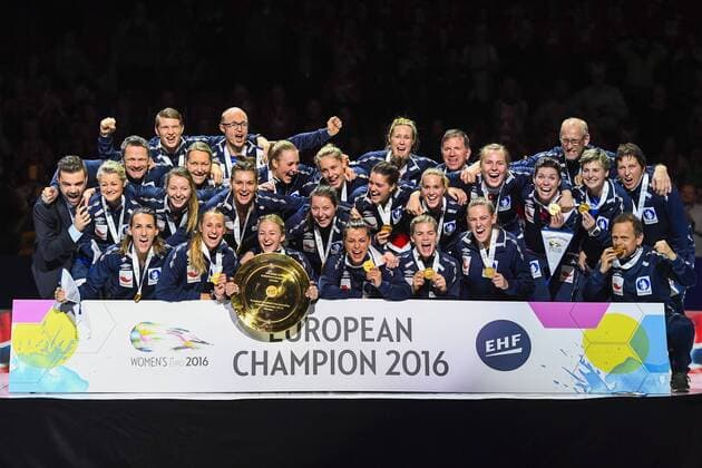 Norwegerinnen jubeln mit Goldmedaille - Siegerehrung Handball EM - Niederlande vs Norwegen 18. Dezember 2016 in Göteborg.  Copyright: CARLxSANDIN BB161218CS097