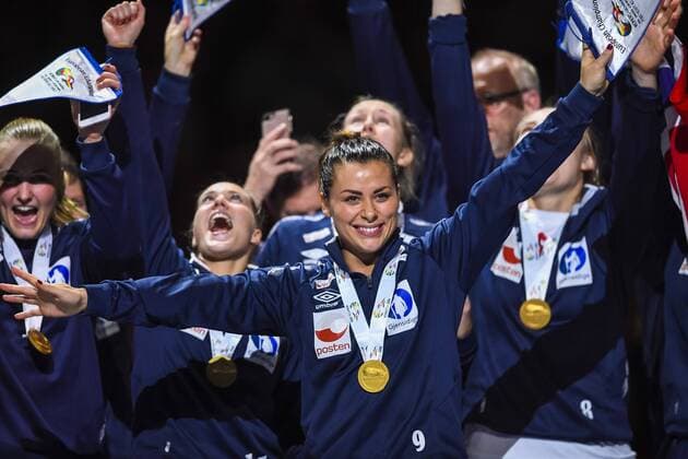 Norwegens Nora Mörk jubelt mit Goldmedaille - Siegerehrung Handball EM - Niederlande vs Norwegen 18. Dezember 2016 in Göteborg.  Copyright: CARLxSANDIN BB161218CS098