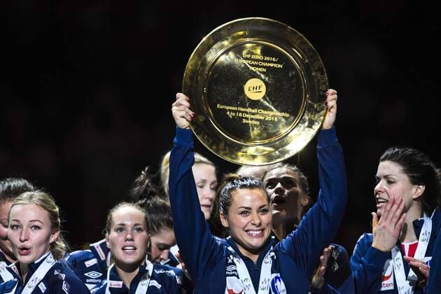 Themen der Woche - SPORT Bilder des Tages - SPORT Norwegens Nora Mörk jubelt mit Goldmedaille - Siegerehrung Handball EM - Niederlande vs Norwegen 18. Dezember 2016 in Göteborg.  Copyright: CARLxSANDIN BB161218CS099