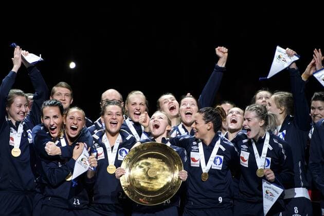 Handball, EM, Damen, Siegerehrung - Göteborg - Handball, EHF Damen EM, Finale, Niederlande vs. Norwegen.  Copyright: CARLxSANDIN BB161218CS102