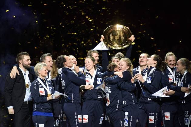 Handball, EM, Damen, Siegerehrung - Göteborg - Handball, EHF Damen EM, Finale, Niederlande vs. Norwegen.  Copyright: CARLxSANDIN BB161218CS110