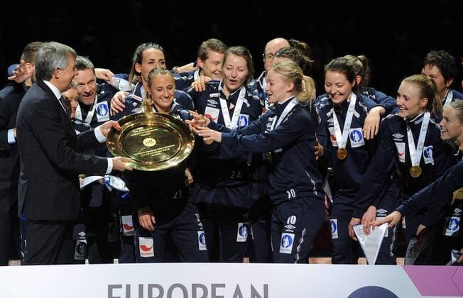 Handball, EM, Damen, Siegerehrung Götheborg, Scandinavium, Schweden, 18.12.2016 Frauen-Handball, Europameisterschaft 2016 Finale, Final Niederlande vs. Norwegen 29 : 30 Norwegen ist Europameister EHF-Präsident Michael Wiederer überreicht die Siegerschale.