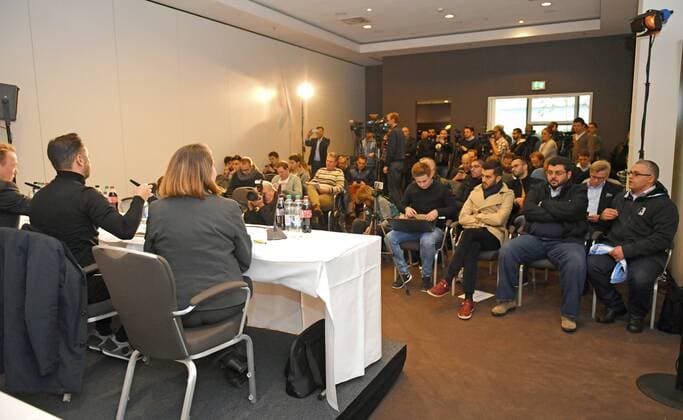 19.12.2016, Fussball 2.Liga 2016 2017, TSV 1860 München, Vorstellung des neuen Trainers Vitor Pereira, bei einer Pressekonferenz im Hotel RILIANO München. Aufsichtsratsvorsitzender Hasan Ismaik (2.v.re, TSV 1860 München) sitzt in der ersten Reihe bei der PK. li: Vitor Pereira (1860) vor der versammelten Presse. 