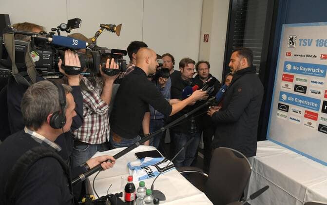 19.12.2016, Fussball 2.Liga 2016 2017, TSV 1860 München, Vorstellung des neuen Trainers Vitor Pereira, bei einer Pressekonferenz im Hotel RILIANO München. Trainer Vitor Pereira (1860) als gefragter Interviewpartner. 
