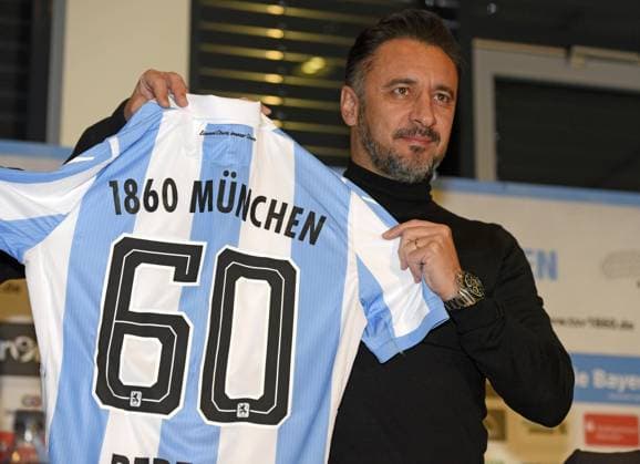 19.12.2016, Fussball 2.Liga 2016 2017, TSV 1860 München, Vorstellung des neuen Trainers Vitor Pereira, bei einer Pressekonferenz im Hotel RILIANO München. Trainer Vitor Pereira (TSV 1860 München) mit einem Löwentrikot. 
