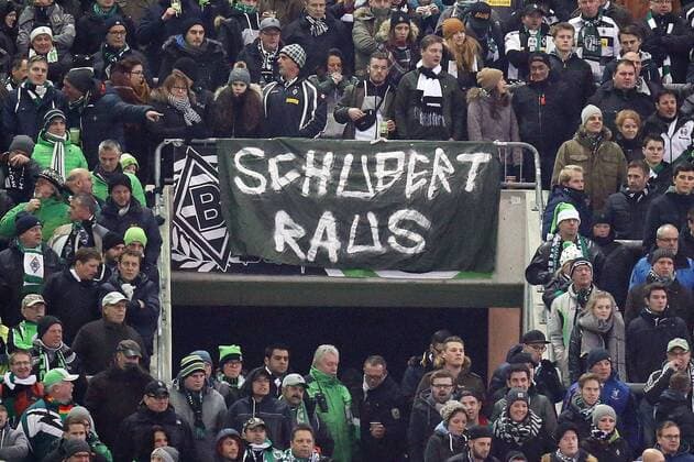 Themen der Woche - Sport Bilder des Tages - SPORT Schubert raus Fahne im Fahnblock von Borussia Moenchengladbach, Andre Schubert (Trainer, Borussia Moenchengladbach) (nicht im Bild), Borussia Moenchengladbach vs VfL Wolfsburg, Fussball, 1. Bundesliga, 20.12.2016, Moenchengladbach Copyright: xDeutzmann Eibner-Pressefotox EP_CDN