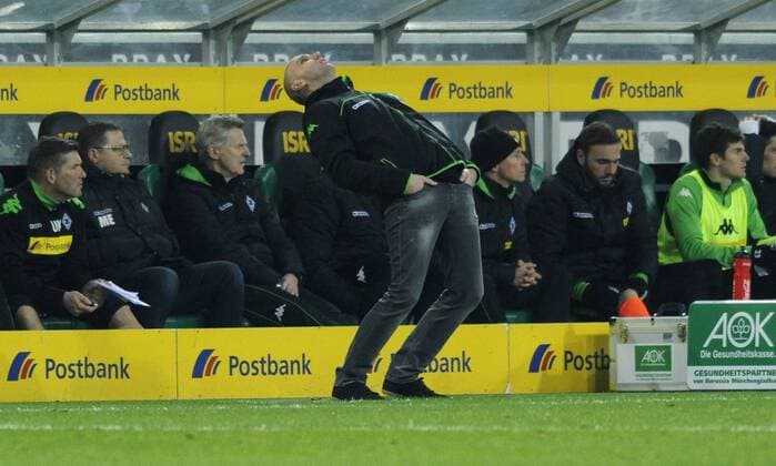 Fussball, Bundesliga, Deutschland, Herren, Saison 2016 2017, 16. Spieltag, Borussia Park Mönchengladbach, Bor. Mönchengladbach, BMG (weiss) - VfL Wolfsburg (grün) 1:2; Trainer Andre Schubert (Gladbach) kann es nich fassen. Enttäuschung, Frust, Aktion.