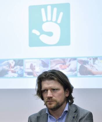 Tennis, Angriff auf Petra Kvitova, PK mit behandelndem Arzt Surgeon Radek Kebrle speaks of a surgery of Czech tennis player Petra Kvitova during a press conference PK Pressekonferenz in the hospital in Vysoke nad Jizerou, 125 km northeast of Prague on Wednesday, Dec. 21, 2016. The surgery on the two-time Wimbledon champion s left hand was successful. Kvitova was injured Tuesday when a knife-wielding intruder attacked her at her home in the town of Prostejov. The attacker is still at large. (CTKxPhoto RadekxPetrasek) CTKPhotoP201612210644001  PER_2361