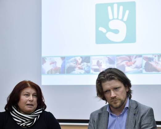 Bilder des Tages - SPORT Tennis, Angriff auf Petra Kvitova, PK mit behandelnden Ärzten Head physician Alena Schmoranzova, left, speaks as surgeon Radek Kebrle listens during a press conference PK Pressekonferenz of a surgery of Czech tennis player Petra Kvitova in the hospital in Vysoke nad Jizerou, 125 km northeast of Prague on Wednesday, Dec. 21, 2016. The surgery on the two-time Wimbledon champion s left hand was successful. Kvitova was injured Tuesday when a knife-wielding intruder attacked her at her home in the town of Prostejov. The attacker is still at large. (CTKxPhoto RadekxPetrasek) CTKPhotoP201612210651701  PER_2381