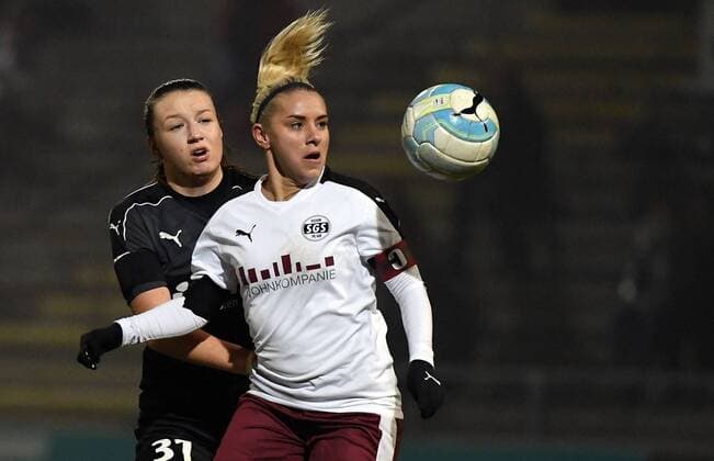 21.12.2016, xpsx, Fussball DFB-Pokal Damen, 1.FFC Frankfurt - SGS Essen, emspor v.l. Tanja Pawolllek (1.FFC Frankfurt), Ina Lehmann (Essen-Schönebeck) Frankfurt am Main