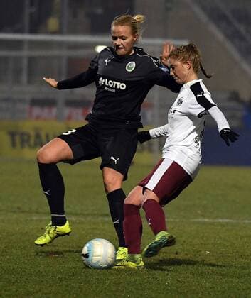 21.12.2016, xpsx, Fussball DFB-Pokal Damen, 1.FFC Frankfurt - SGS Essen, emspor v.l. Isabelle Linden (1.FFC Frankfurt), Vanessa Martini (Essen-Schönebeck) Frankfurt am Main