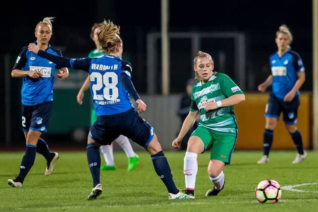 v.li.: Tabea Waßmuth (Wassmuth, TSG 1899 Hoffenheim, 28) und Cindy König (Konig, Koenig, SV Werder Bremen, 11) im Zweikampf, Duell, duel, tackle, Fussball, DFB-Pokal Frauen, SV Werder Bremen - TSG 1899 Hoffenheim, xdgx