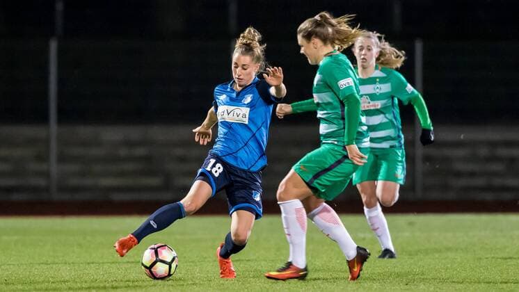 v.li.: Anne Fühner (Fuhner, Fuehner, TSG 1899 Hoffenheim, 18) und Lisa-Marie Scholz (SV Werder Bremen, 7) im Zweikampf, Duell, duel, tackle, Fussball, DFB-Pokal Frauen, SV Werder Bremen - TSG 1899 Hoffenheim, xdgx