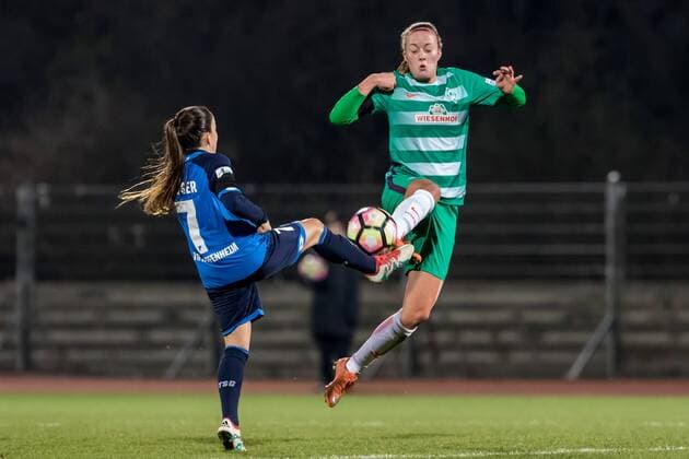 v.li.: Martina Moser (TSG 1899 Hoffenheim, 7) und Stefanie Antonia Sanders (SV Werder Bremen, 20) im Zweikampf, Duell, duel, tackle, Fussball, DFB-Pokal Frauen, SV Werder Bremen - TSG 1899 Hoffenheim, xdgx