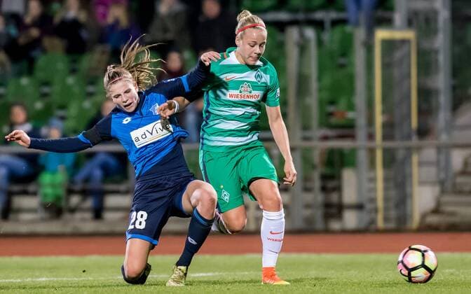 v.li.: Tabea Waßmuth (Wassmuth, TSG 1899 Hoffenheim, 28) und Pia-Sophie Wolter (SV Werder Bremen, 10) im Zweikampf, Duell, duel, tackle, Fussball, DFB-Pokal Frauen, SV Werder Bremen - TSG 1899 Hoffenheim, xdgx