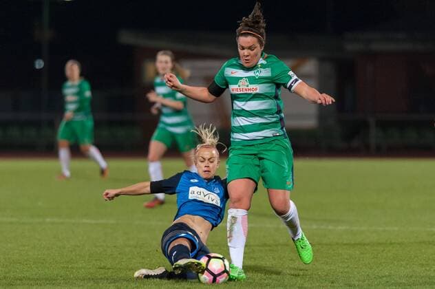 v.li.: Stephanie Breitner (TSG 1899 Hoffenheim, 12) im Zweikampf mit Stephanie Goddard (SV Werder Bremen, 23), Fussball, DFB-Pokal der Frauen, SV Werder Bremen - TSG 1899 Hoffenheim, xobx