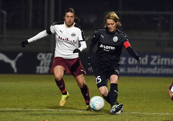 21.12.2016, xpsx, Fussball DFB-Pokal Damen, 1.FFC Frankfurt - SGS Essen, emspor v.l. Charline Hartmann (Essen-Schönebeck), Saskia Bartusiak (1.FFC Frankfurt) Frankfurt am Main