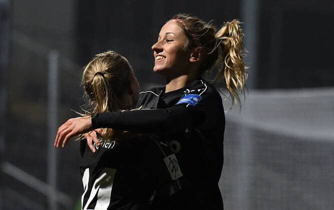 21.12.2016, xpsx, Fussball DFB-Pokal Damen, 1.FFC Frankfurt - SGS Essen, emspor v.l. celebrate the goal, Torjubel zum 1:1 ausgleich fuer frankfurt torschuetzin Jackie Groenen (1.FFC Frankfurt) Frankfurt am Main