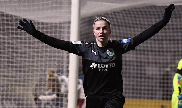 21.12.2016, xpsx, Fussball DFB-Pokal Damen, 1.FFC Frankfurt - SGS Essen, emspor v.l. celebrate the goal, Torjubel zum 1:1 ausgleich fuer frankfurt torschuetzin Jackie Groenen (1.FFC Frankfurt) Frankfurt am Main