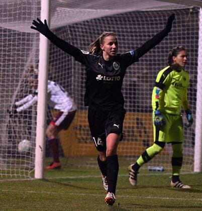 21.12.2016, xpsx, Fussball DFB-Pokal Damen, 1.FFC Frankfurt - SGS Essen, emspor v.l. celebrate the goal, Torjubel zum 1:1 ausgleich fuer frankfurt torschuetzin Jackie Groenen (1.FFC Frankfurt) Frankfurt am Main