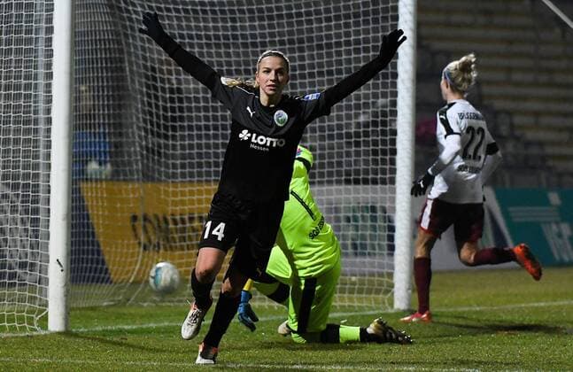 21.12.2016, xpsx, Fussball DFB-Pokal Damen, 1.FFC Frankfurt - SGS Essen, emspor v.l. celebrate the goal, Torjubel zum 1:1 ausgleich fuer frankfurt torschuetzin Jackie Groenen (1.FFC Frankfurt) Frankfurt am Main
