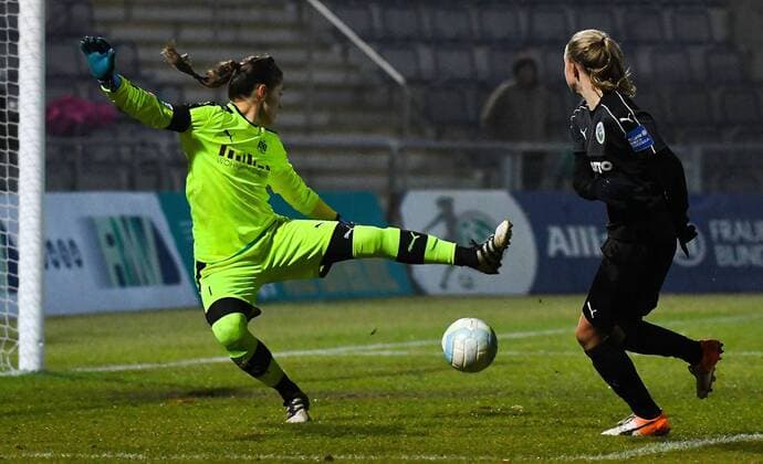 21.12.2016, xpsx, Fussball DFB-Pokal Damen, 1.FFC Frankfurt - SGS Essen, emspor v.l. tor zum 1:1 ausgleich Lisa Weiss (Essen-Schönebeck), torschuetzin Jackie Groenen (1.FFC Frankfurt) Frankfurt am Main